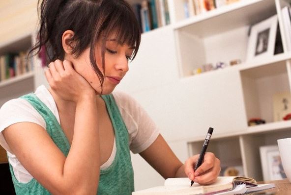 Đang ngồi rót nước cho mẹ chồng thì bà bỗng rút dưới tấm đệm ra một cái phong bì nhàu nát cũ mèm và đưa cho tôi