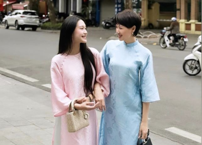 Mẹ vợ trẻ đẹp của Đoàn Văn Hậu chung khung hình với Doãn Hải My, bắt trend: Ngoan xinh yêu của mẹ đâu rồi”