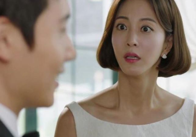 Mẹ muốn đến sống với chúng tôi, anh cả ép chồng tôi phải ký giấy từ chối thừa kế mới cho bà rời đi