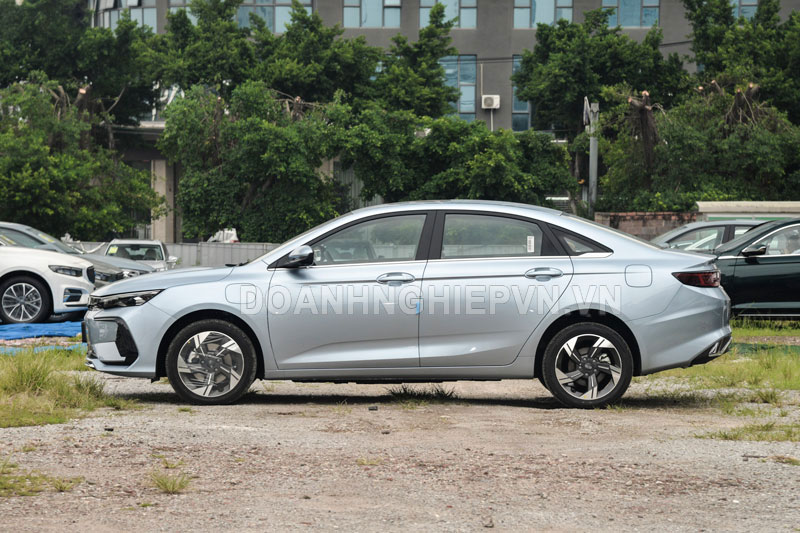 Xe sedan công suất 317 mã lực, siêu tiết kiệm nhiên liệu, giá gần 300 triệu đồng