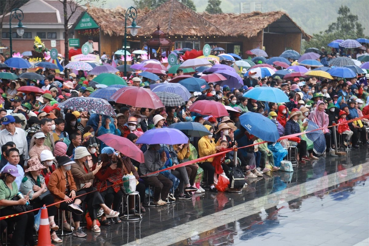 Hàng nghìn người dân đội mưa dự khai hội xuân Tây Yên Tử ảnh 1