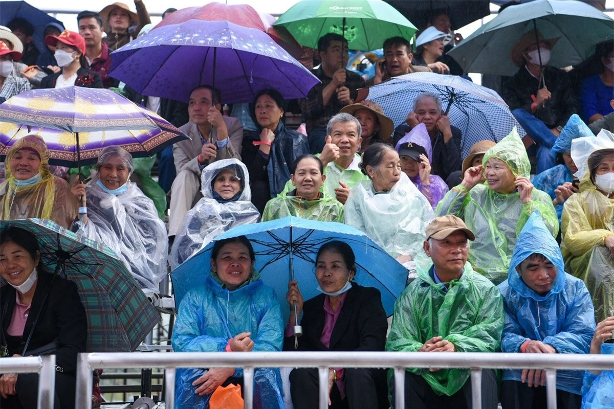 Hàng nghìn người dân đội mưa dự khai hội xuân Tây Yên Tử ảnh 13