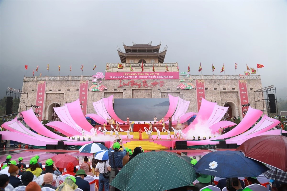 Hàng nghìn người dân đội mưa dự khai hội xuân Tây Yên Tử ảnh 14