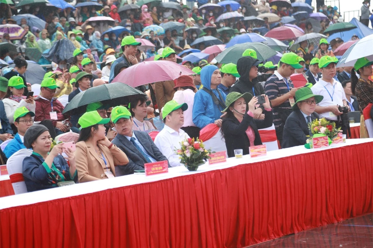 Hàng nghìn người dân đội mưa dự khai hội xuân Tây Yên Tử ảnh 5