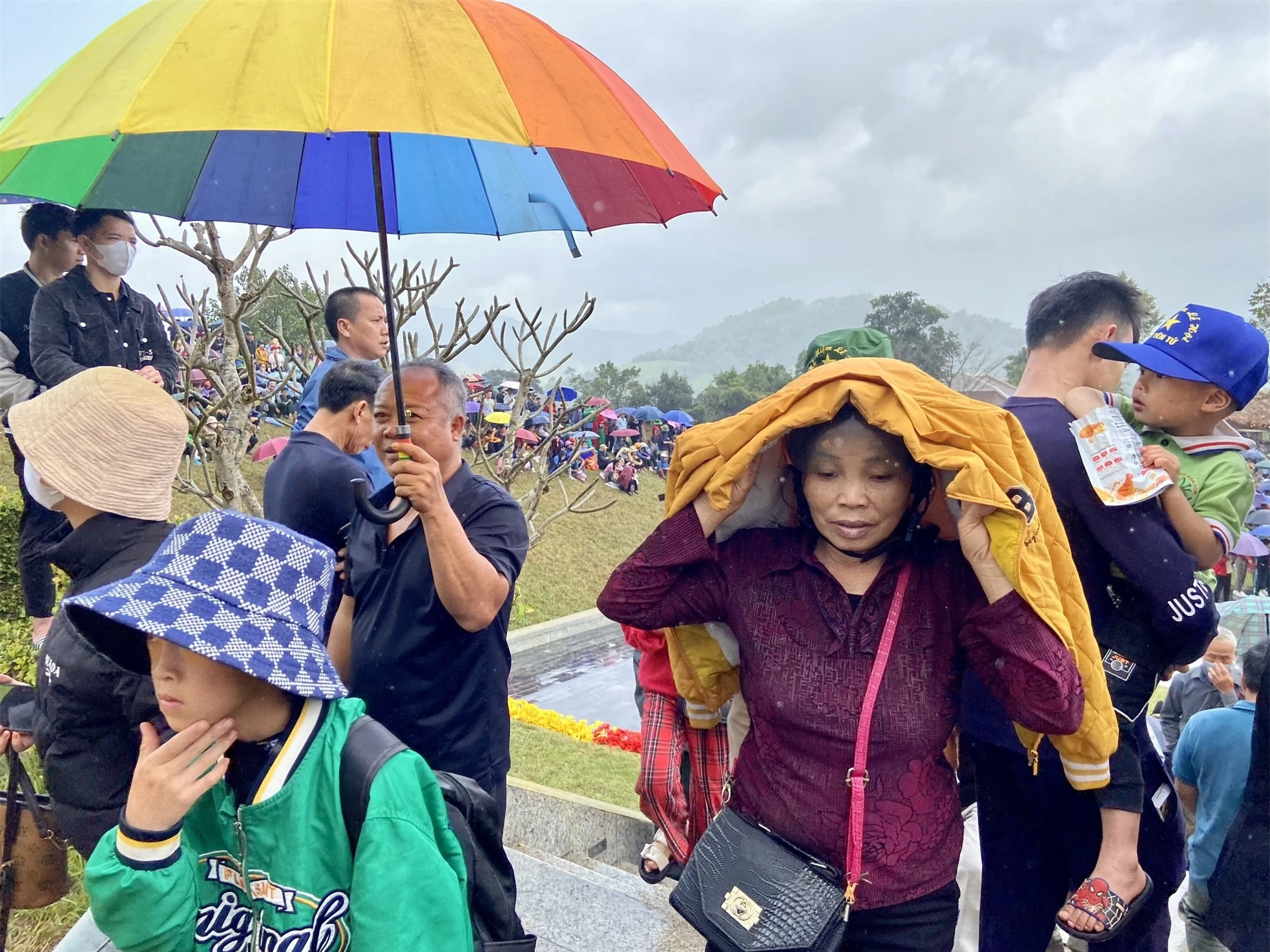 Hàng nghìn người dân đội mưa dự khai hội xuân Tây Yên Tử ảnh 8