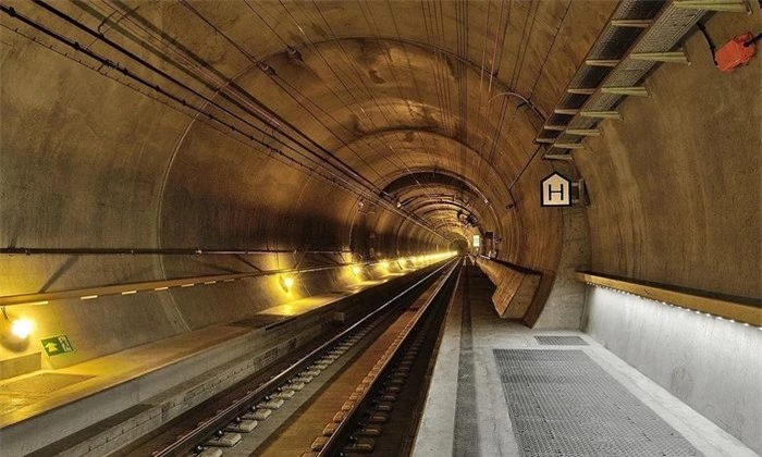 Với chiều dài 57 km, Gotthard, Thụy Sĩ là hầm đường sắt dài và sâu nhất thế giới, giúp tăng cường lưu thông hàng bên dưới dãy Alps. Tàu chở khách giữa những thành phố lớn của Thụy Sĩ cũng chạy qua đây, ở độ sâu 2.450 m