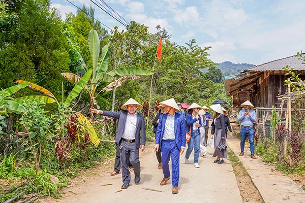 Lãnh đạo xã Tr’hy giới thiệu với ông Nguyễn Đức Quỳnh cũng đoàn công tác về tiềm năng phát triển nông nghiệp của xã.