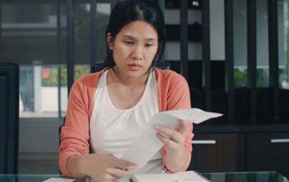 Chồng cũ nhìn 200 triệu tôi đưa đến lặng lẽ thở dài rồi nói một câu khiến tôi uất hận vô cùng