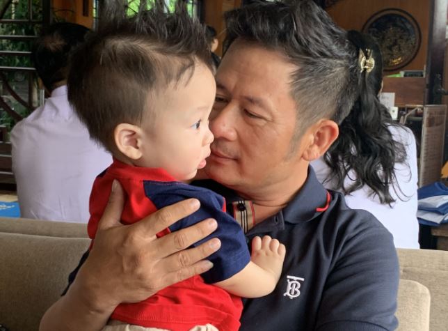 Bằng Kiều khoe video con trai thứ 4 đi học ngày đầu tại ngôi trường tư thục nổi tiếng, xem mà ngỡ ngàng: Bé ngoan ngoãn, tự giác quá!