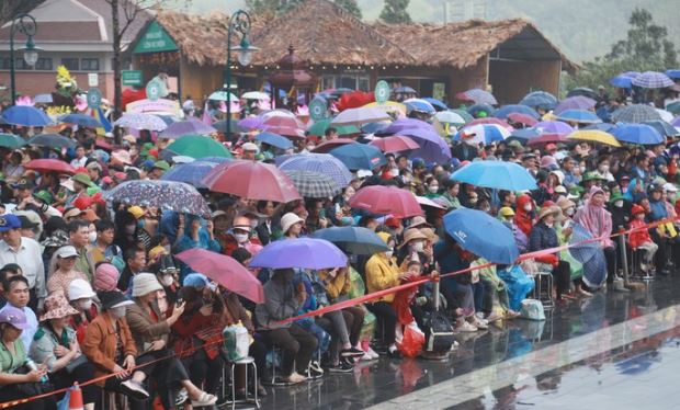 Hàng nghìn người dân đội mưa dự khai hội xuân Tây Yên Tử