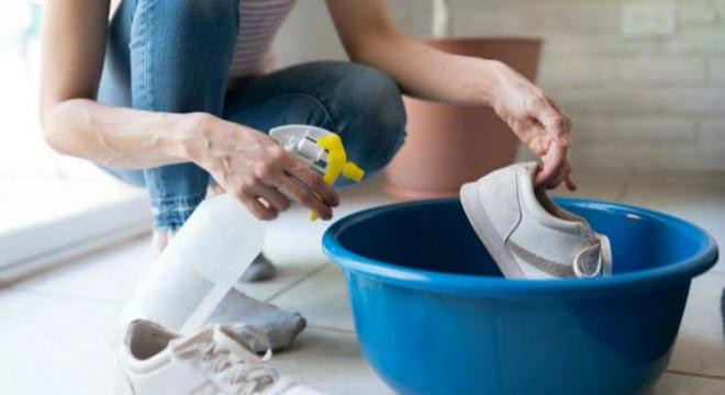 Mách bạn 9 cách bất ngờ giúp loại bỏ mùi hôi trên giày