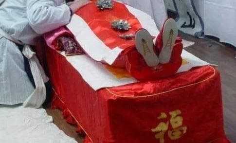 Tại sao không được chạm vào mặt người chết? Đây không phải là mê tín, có lý do khoa học nhất định