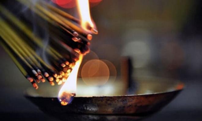 Ngày Rằm thắp trên bàn thờ bao nhiêu nén hương đúng và tốt nhất?