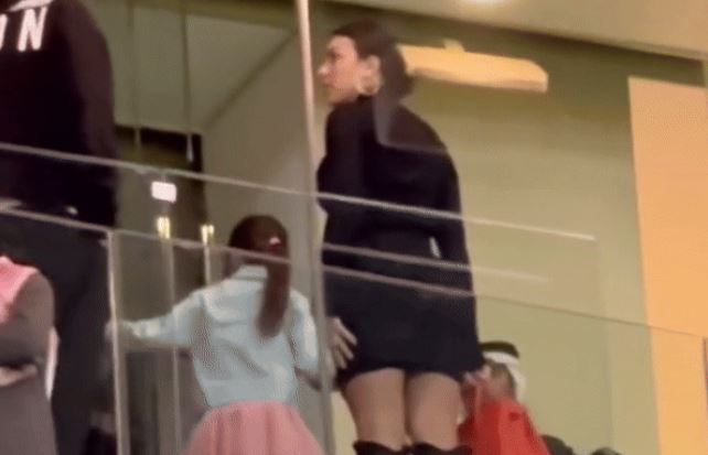 Bạn gái đeo túi hàng hiệu đến xem Ronaldo tỏa sáng, nhận được món quà đặc biệt của "người thương"