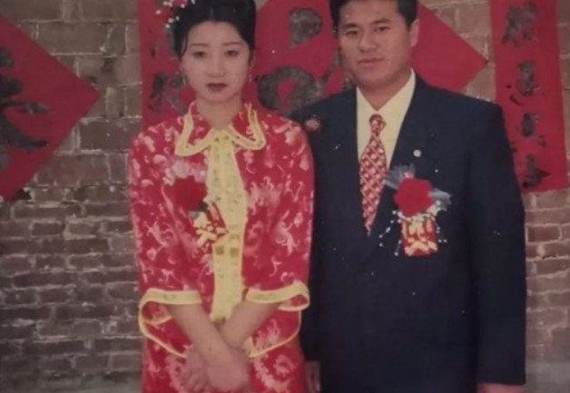 Vợ sống thực vật 4 tháng sau sinh con, chồng đánh thức bằng tiếng hát, đưa vợ đi chụp ảnh cưới sau 22 năm