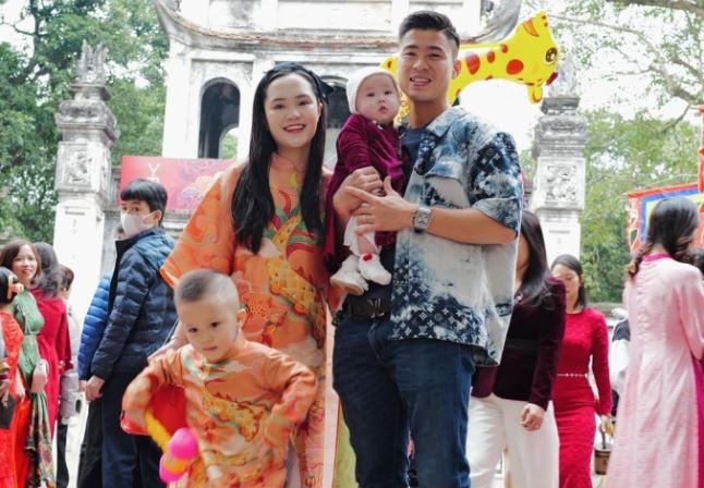 Vợ Duy Mạnh mùng 1 Tết đã làm việc đến giờ vẫn thở dốc, hoàn cảnh khó khăn hay lý do gì?