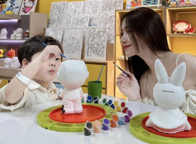 Hòa Minzy kể chuyện con "nhạy cảm" với người lạ, nhưng đọc câu sau ai nấy đều khen: Bà mẹ điểm 10!