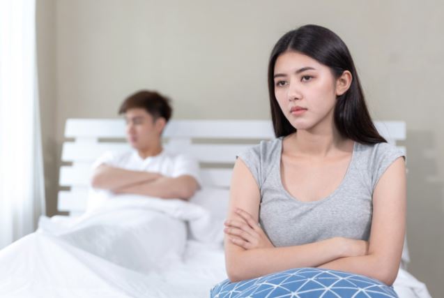 Vừa bước vào nhà, mẹ tôi đã chê bai khiến tôi ngượng cháy mặt còn chồng thì giả vờ không biết