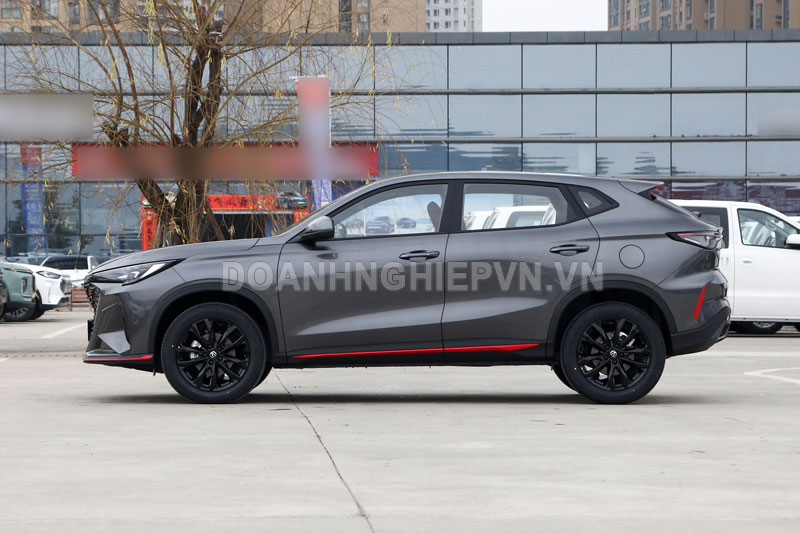 SUV động cơ tăng áp, ngoại hình hầm hố, giá hơn 300 triệu đồng