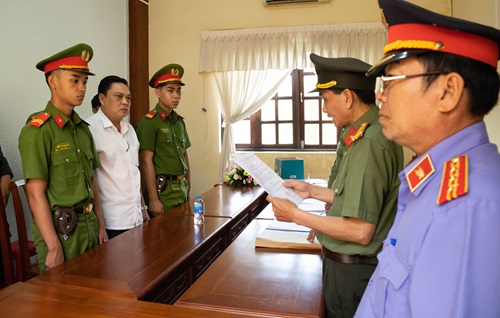 Bắt tạm giam giám đốc văn phòng đăng ký đất đai tỉnh Hậu Giang