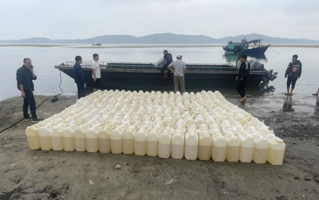 Bắt giữ phương tiện chở 250 can xăng không hóa đơn, chứng từ