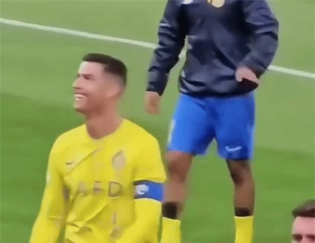 Ronaldo gửi nụ hôn gió đến bạn gái cùng các con