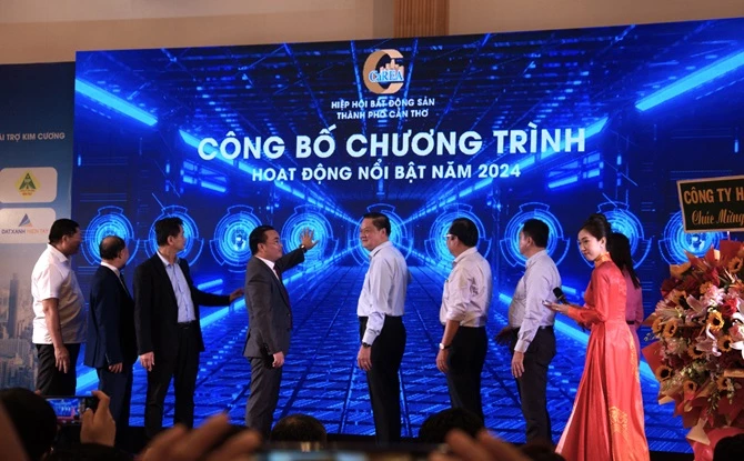 Ông Dương Tấn Hiển - Phó Chủ tịch TT UBND thành phố Cần Thơ và các đại biểu tại buổi công bố chương trình hoạt động củ Hiệp hội BĐS thành phố Cần Thơ trong năm 2024.