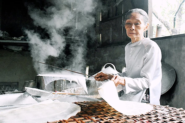 Bà Đặng Thị Tuý Phong (84 tuổi), nghệ nhân tráng bánh tráng Tuý Loan.