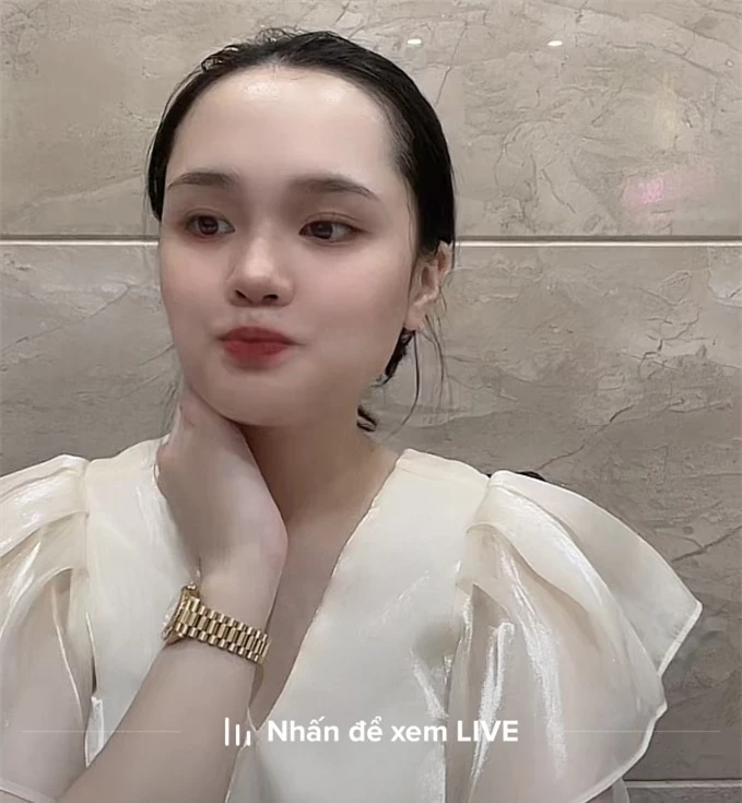 Quỳnh Anh diện đồng hồ hiệu khi livestream bán hàng 