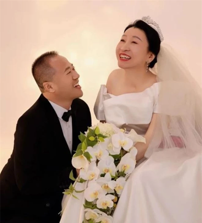 Vợ sống thực vật 4 tháng sau sinh con, chồng đánh thức bằng tiếng hát, đưa vợ đi chụp ảnh cưới sau 22 năm - 7
