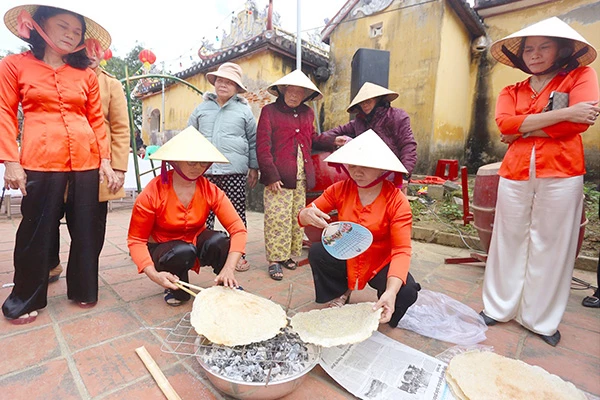 Thi nướng bánh tráng tại lễ hội đình làng Tuý Loan.