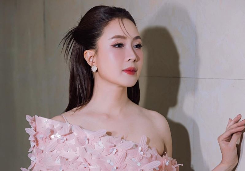 Diễn viên Hồng Diễm khoe nhan sắc tươi mới