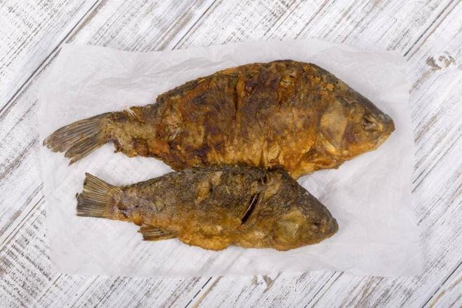 Cho dù bạn đang chiên loại cá nào đi chăng nữa, việc đổ dầu ở bước đầu tiên là sai lầm! Nắm vững ba thủ thuật, cá hoàn toàn không dính và da không bị nát