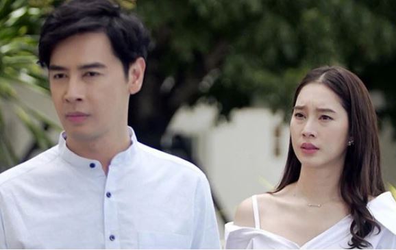 Ai cũng nghĩ mẹ chồng tôi sẽ nổi điên khi đám cưới con trai mình bị phá hoại, nhưng bà bất ngờ bước xuống phía dưới, dắt tay con trai tôi lên sân khấu