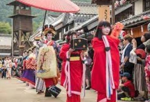 CLIP: Nghi lễ rước dâu lạ lùng ở Nhật Bản khiến cô gái nào lấy chồng cũng 'toát mồ hôi'