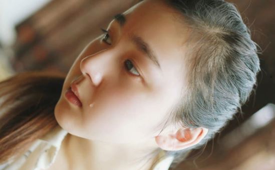 Tôi ngồi lặng lẽ lau nước mắt liên tục vì quá đau buồn trước sự qua đời của vợ cũ của chồng