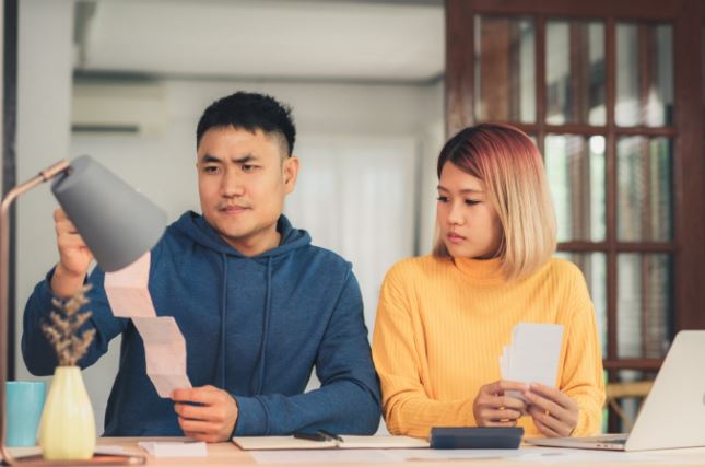 Nhắc nhở chồng tiết kiệm để sinh con, tôi nhận lại câu trả lời như sét đánh ngang tai