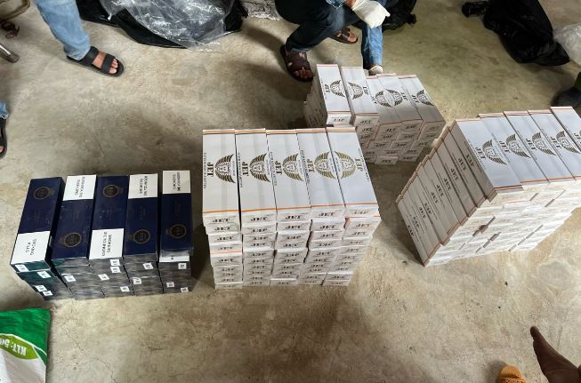 Bắt giữ 4 đối tượng chuyên cướp thuốc lá lậu