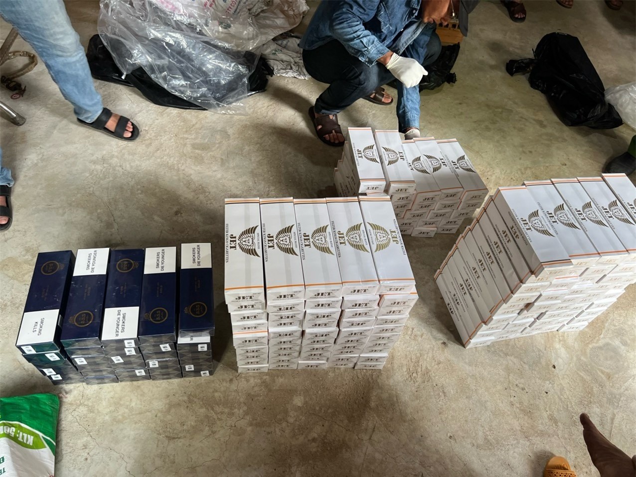 Bắt giữ 4 đối tượng chuyên cướp thuốc lá lậu ảnh 1