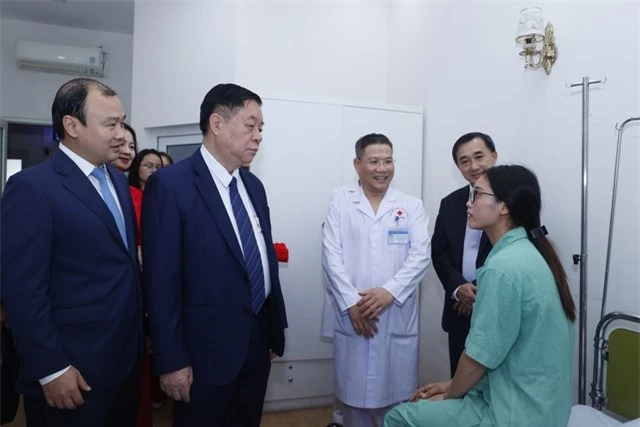 Bí thư Trung ương Đảng, Trưởng ban Tuyên giáo Trung ương thăm, chúc mừng một số cơ sở y tế - Ảnh 2.