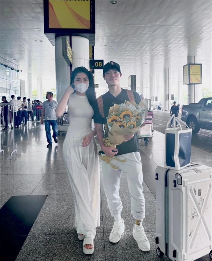 Em gái Văn Toàn từng gây sốt khi xuất hiện ở sân bay đón anh trai với vóc dáng quyến rũ 