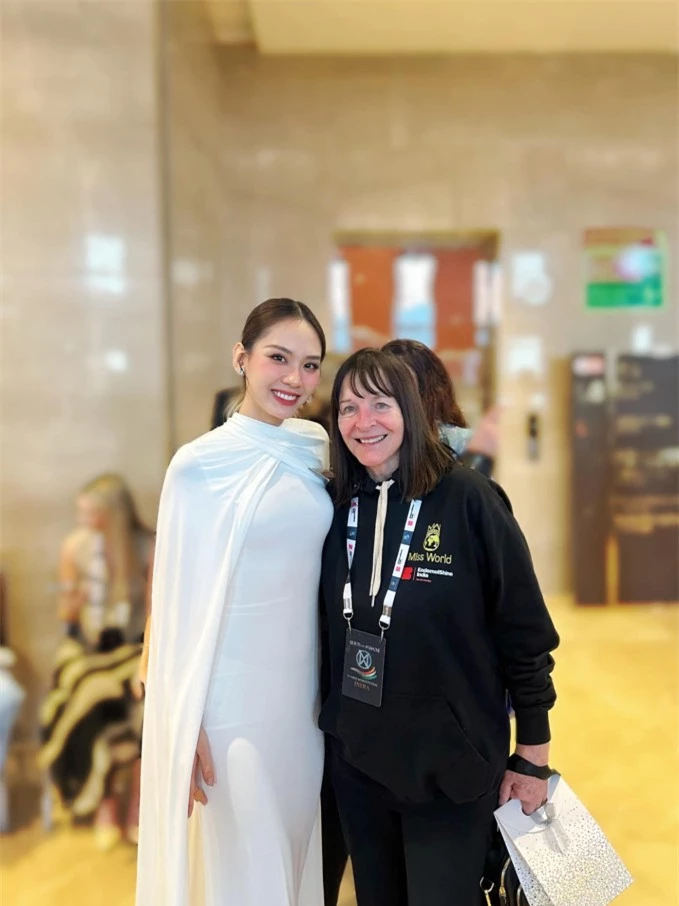 Mai Phương chụp ảnh cùng chủ tịch của Miss World