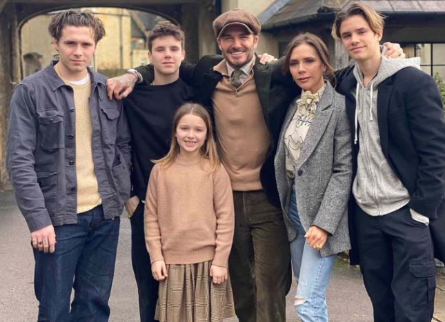 Bà xã Beckham bị gãy chân trong lúc tập gym, fan lo lắng khi xem lại bài đăng vào đúng dịp Valentine