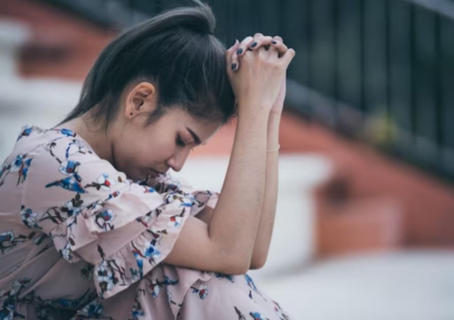 Thấy tôi khóc trong phòng ngủ, chồng lo lắng sợ hãi tới trắng bệch cả mặt