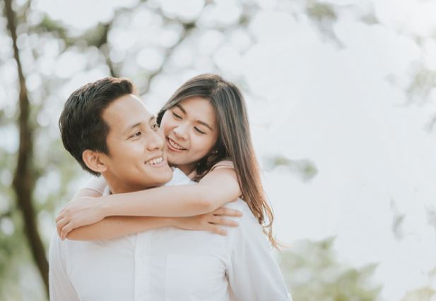 Dẫn chồng cùng đi họp lớp để rồi sau đó tôi chết đứng khi thấy anh và cô bạn cũ của mình ôm chặt lấy nhau trong góc tối