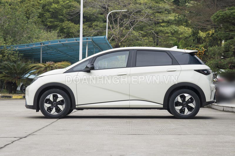 Xe điện đẹp long lanh, công suất 177 mã lực, phạm vi hoạt động 420 km, giá 325 triệu đồng