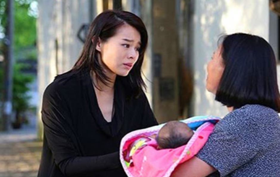 Tôi điếng lặng khi con gái bỏ lại đứa bé còn đỏ hỏn để đi tìm gã đàn ông đã phụ bạc mình