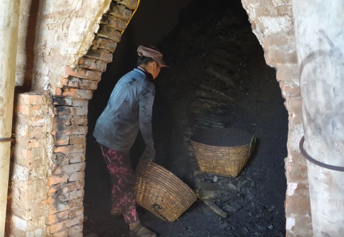 Độc đáo nghề hầm than đước trăm năm tuổi ở Cà Mau