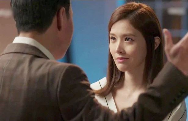 Vợ đi nhà nghỉ với bạn thân, tôi đợi họ xong việc rồi tặng cả 2 mỗi người một chiếc phong bì