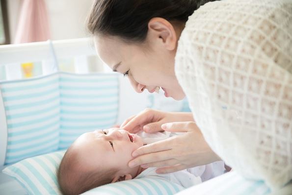 Lúc bác sĩ bế con lại gần cho tôi cảm nhận hơi thở nhẹ nhàng ấy, tôi nuốt nước mắt chối bỏ con mình để chồng cũ đưa con đi